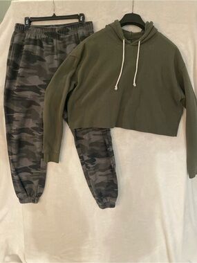 Wild Fable Two Piece Olive Cropped Hoodie with Camo Joggers Top is XXL Pants L